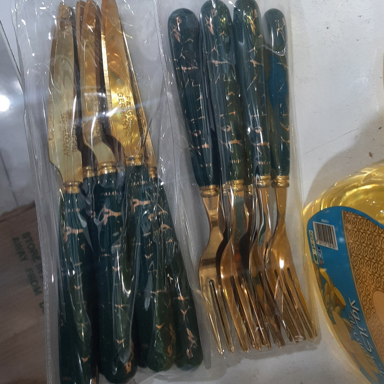 کارد و چنگال دسته سرامیکی سبز طلایی (بسته ای 12 عددی)